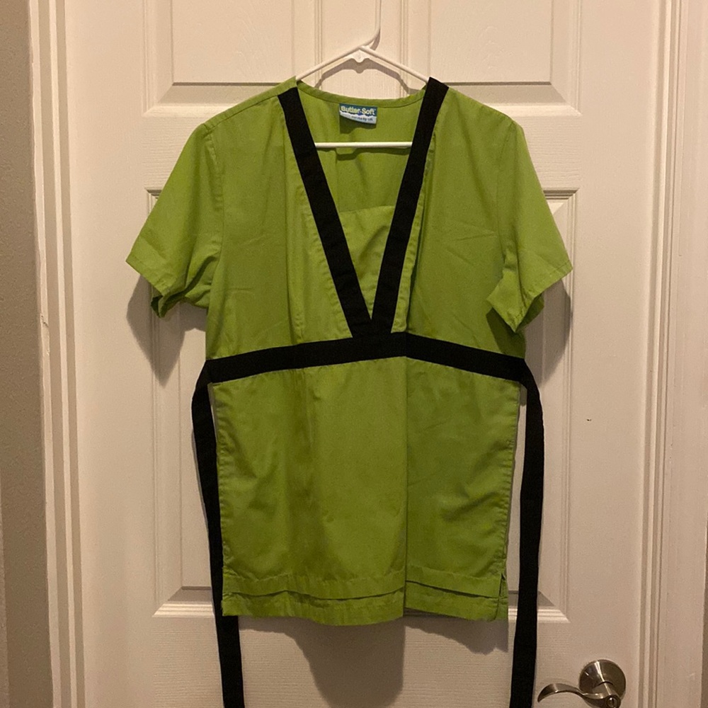 *Make an Offer* Green and black UA Buttersoft scrub set.